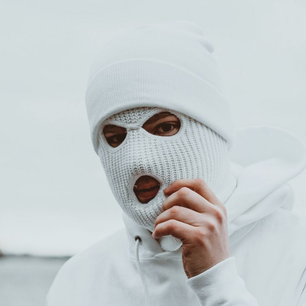 в масках