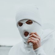 в масках