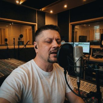 Первый - обложка альбома