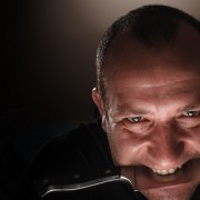 я тебя спасаю от монечелов