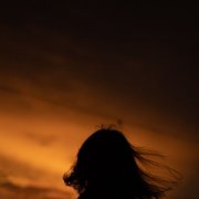 Есть красивая одна девушка на земле