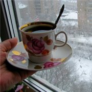 Matveyandsofa-кружка за окном