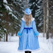 Снегурочка идёт по снегу