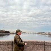 Опять бродил по городу один