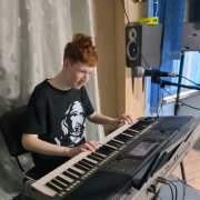 Серëжа учится играть